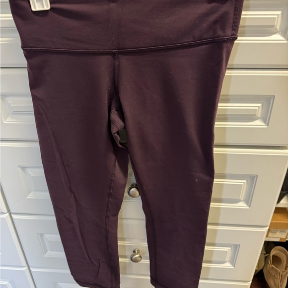 LuluLemon Purple 3/4 leggings. Size 6 - Picture 4 of 4